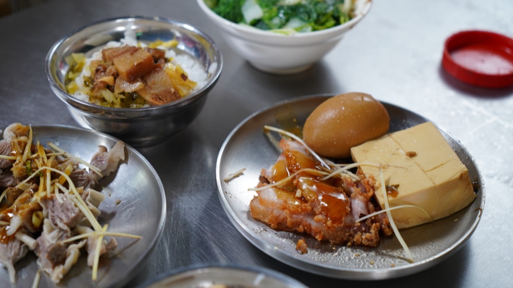 黃家酸菜滷肉飯，捷運北投站美食，市場內的知名排隊小吃，簡單吃看看吧