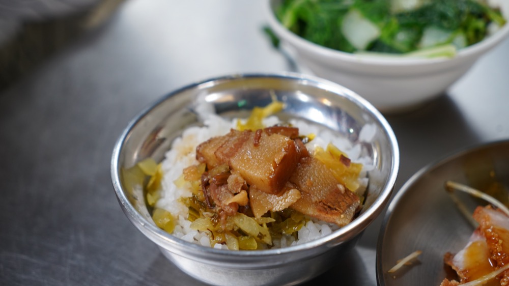 黃家酸菜滷肉飯，捷運北投站美食，市場內的知名排隊小吃，簡單吃看看吧