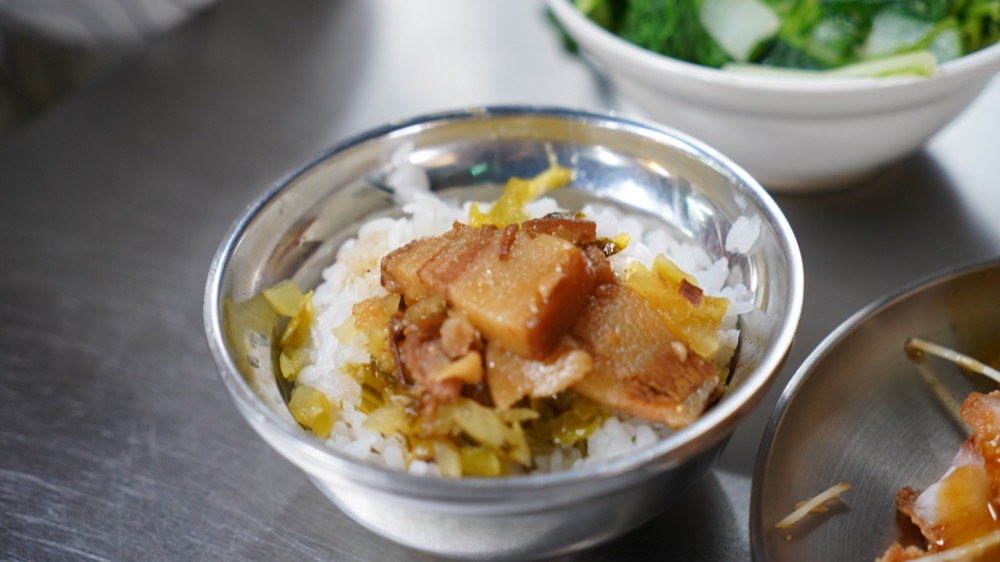 黃家酸菜滷肉飯，捷運北投站美食，市場內的知名排隊小吃，簡單吃看看吧