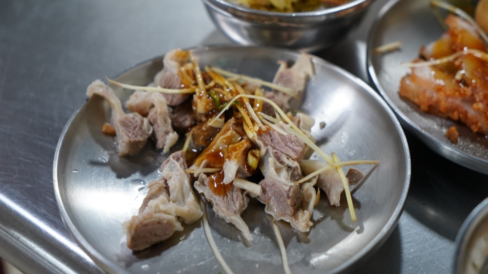 黃家酸菜滷肉飯，捷運北投站美食，市場內的知名排隊小吃，簡單吃看看吧