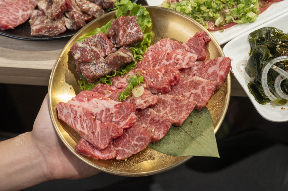 高雄美食ｉ燒肉｜夜貓族先筆記！炭火內臟燒肉專賣店　河豚一夜干配啤酒太過癮