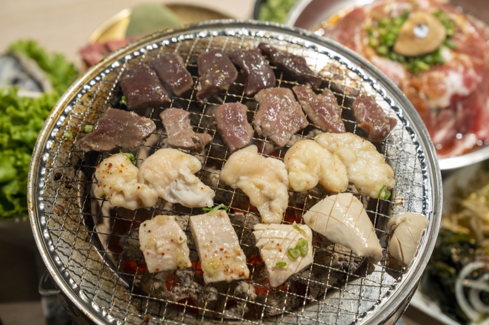 高雄美食ｉ燒肉｜夜貓族先筆記！炭火內臟燒肉專賣店　河豚一夜干配啤酒太過癮