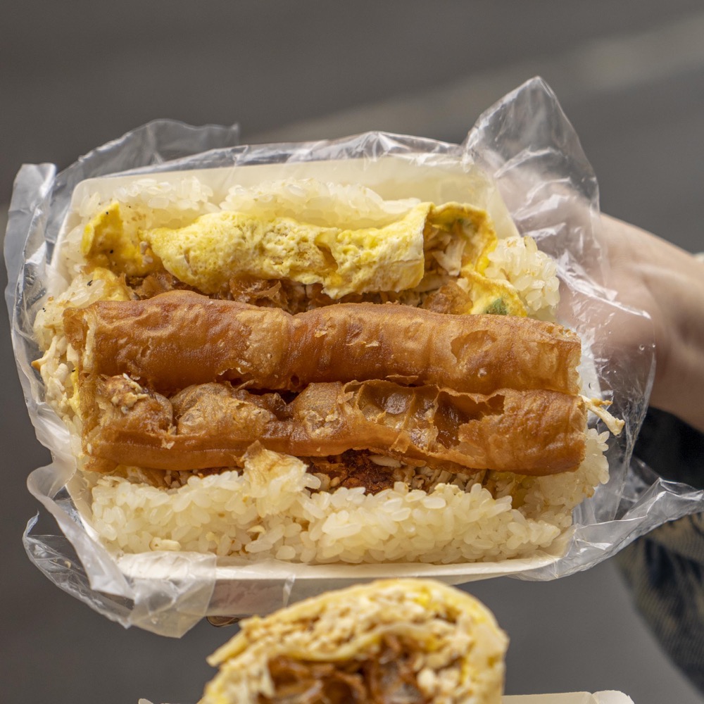 美食／基隆美食 延平街口早餐｜基隆人氣早餐推薦，大份量「總匯蛋餅、飯糰」，口味獨特飽足感十足！