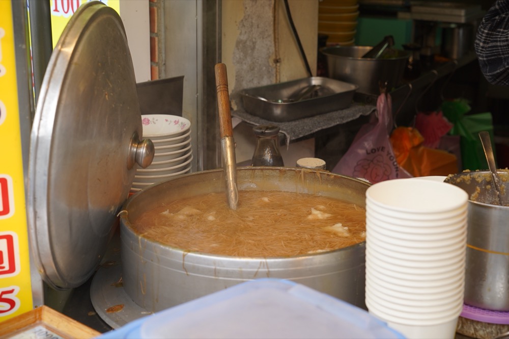 基隆三沙灣美食黃家麥克麵線焿 基隆中船路隱藏版 滿料麵線焿 獨創 魚羹裹大腸 多層次風味 讓人一吃愛上 算命的說我很愛吃