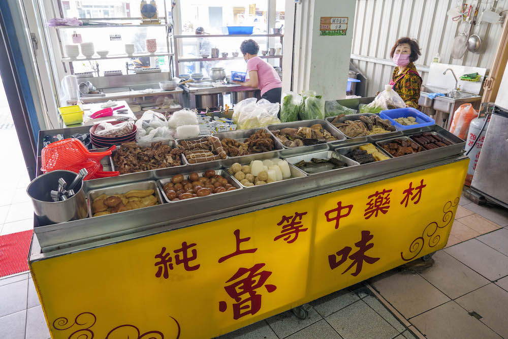 台南美食 賴家滷味麵食｜獨家冰鎮白滷味很涮嘴　口味清爽一吃停不下來