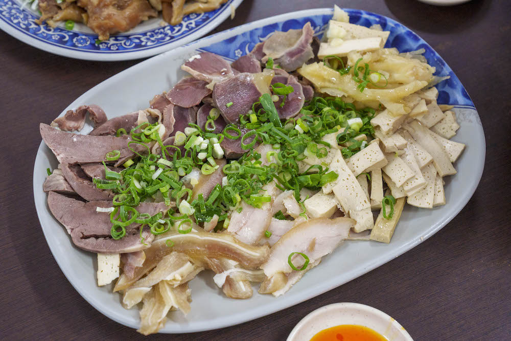 台南美食 賴家滷味麵食｜獨家冰鎮白滷味很涮嘴　口味清爽一吃停不下來