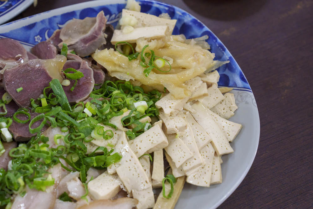 台南美食 賴家滷味麵食｜獨家冰鎮白滷味很涮嘴　口味清爽一吃停不下來