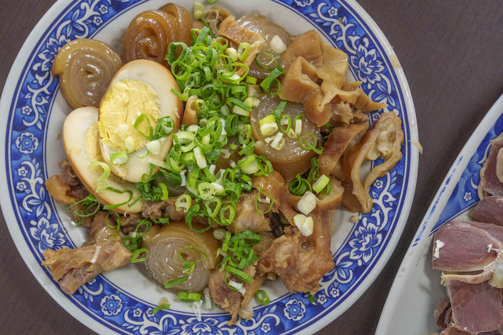 台南美食 賴家滷味麵食｜獨家冰鎮白滷味很涮嘴　口味清爽一吃停不下來