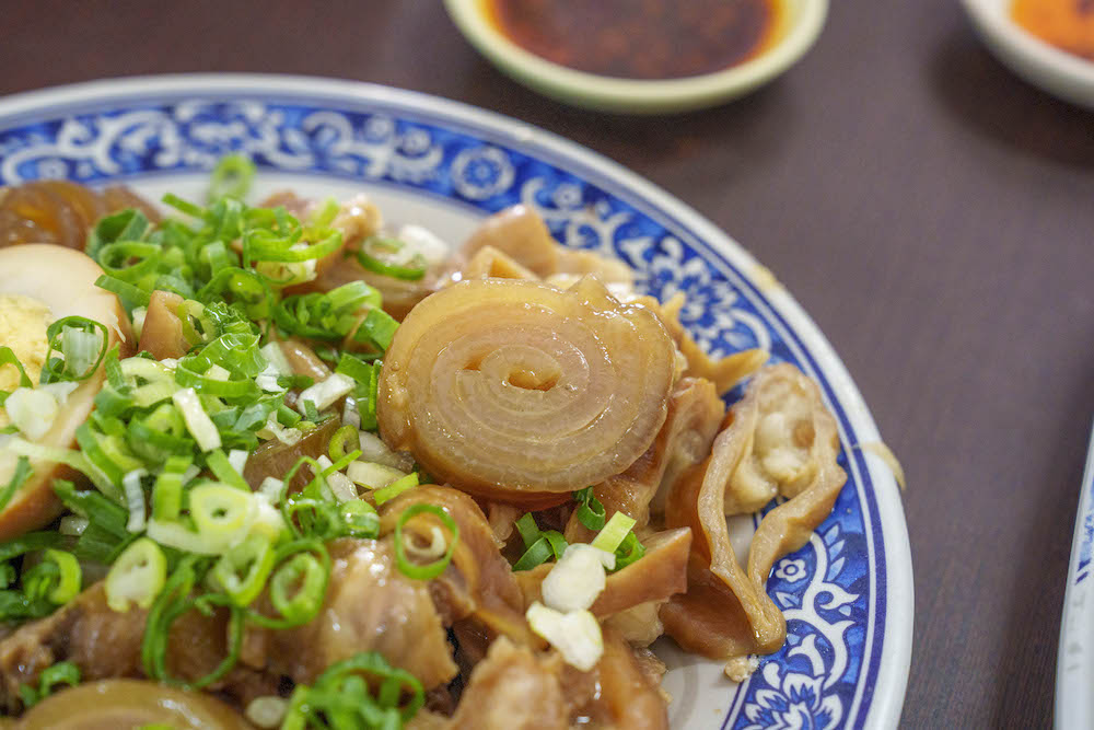 台南美食 賴家滷味麵食｜獨家冰鎮白滷味很涮嘴　口味清爽一吃停不下來