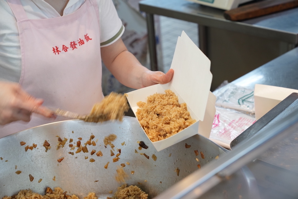 林合發油飯店｜大稻埕百年老店的「古早味油飯」飄香　藏身「迪化街永樂市場內」千萬別錯過！