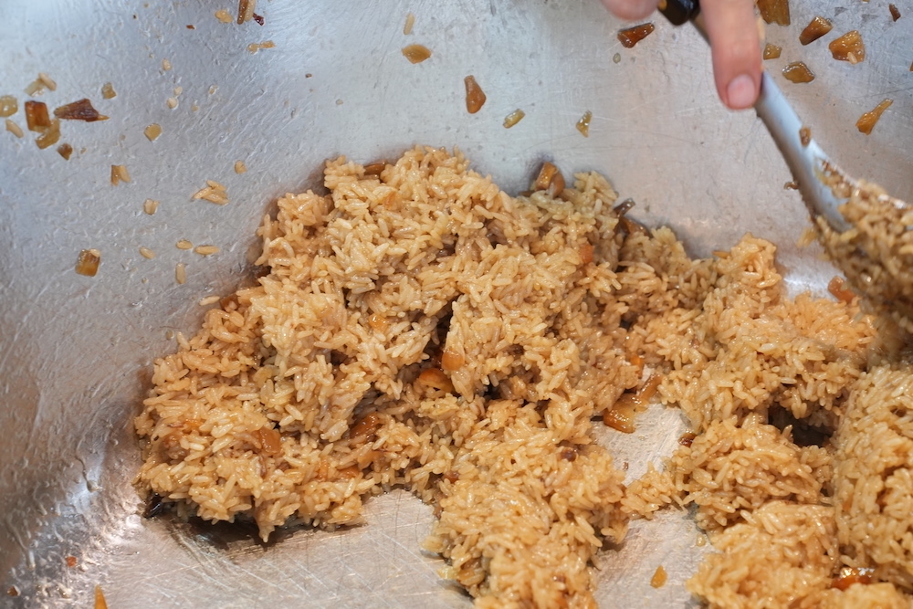 林合發油飯店｜大稻埕百年老店的「古早味油飯」飄香　藏身「迪化街永樂市場內」千萬別錯過！