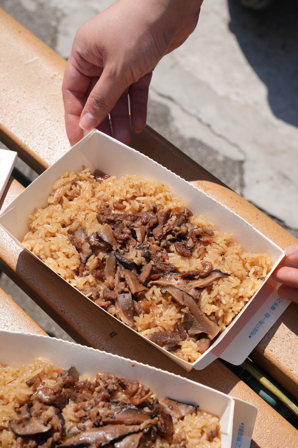 林合發油飯店｜大稻埕百年老店的「古早味油飯」飄香　藏身「迪化街永樂市場內」千萬別錯過！