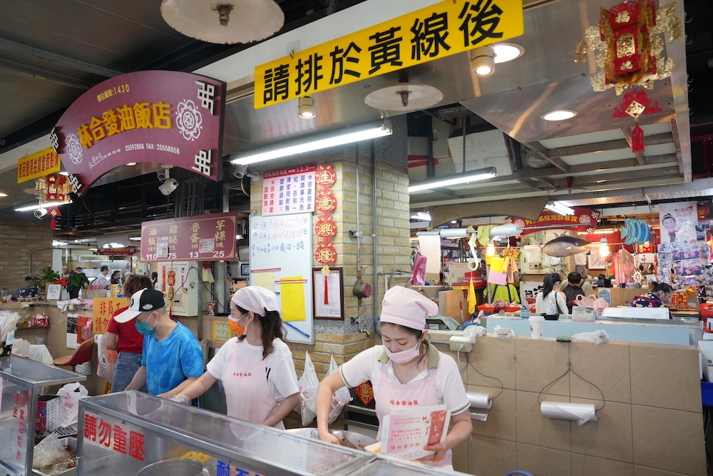 林合發油飯店｜大稻埕百年老店的「古早味油飯」飄香　藏身「迪化街永樂市場內」千萬別錯過！