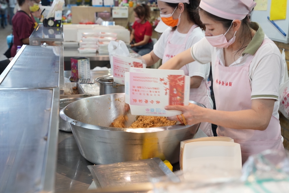 林合發油飯店｜大稻埕百年老店的「古早味油飯」飄香　藏身「迪化街永樂市場內」千萬別錯過！