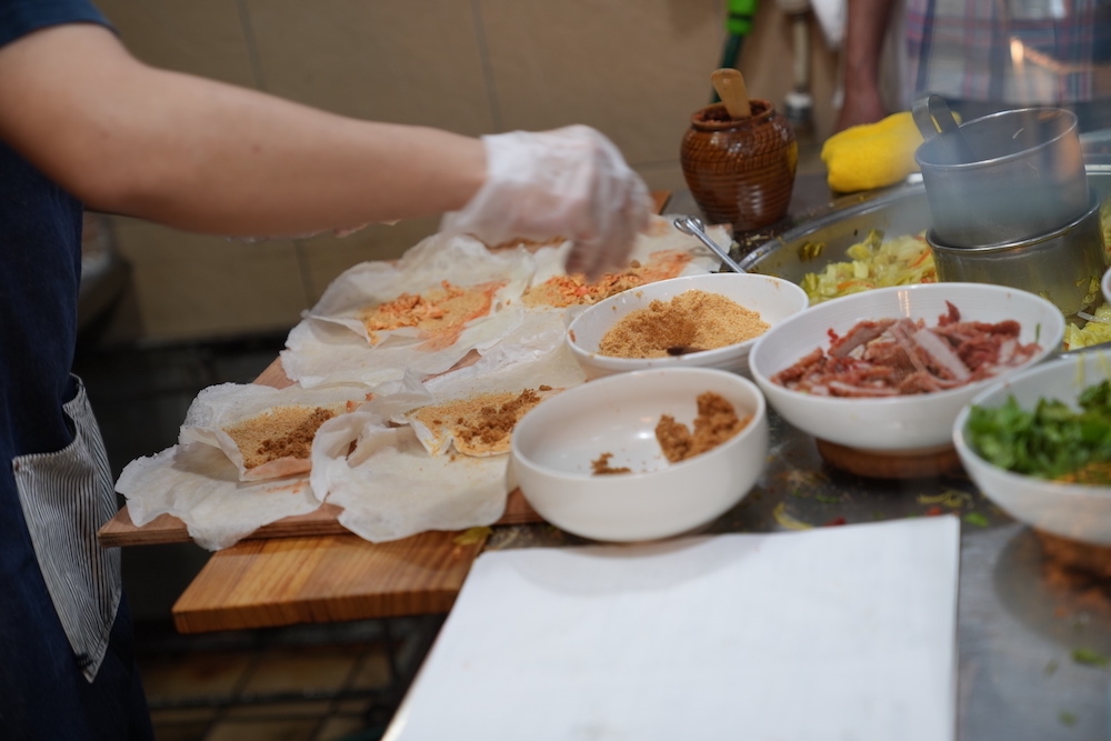 大稻埕美食 林良號潤餅｜老字號潤餅　一邊製作餅皮另一頭則是做成潤餅