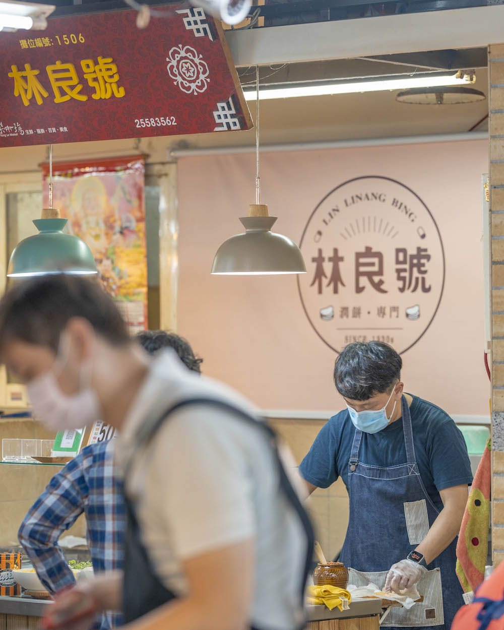 大稻埕美食 林良號潤餅｜老字號潤餅　一邊製作餅皮另一頭則是做成潤餅