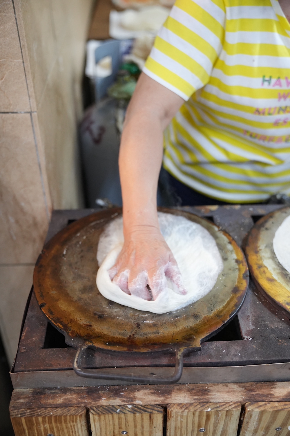 大稻埕美食 林良號潤餅｜老字號潤餅　一邊製作餅皮另一頭則是做成潤餅