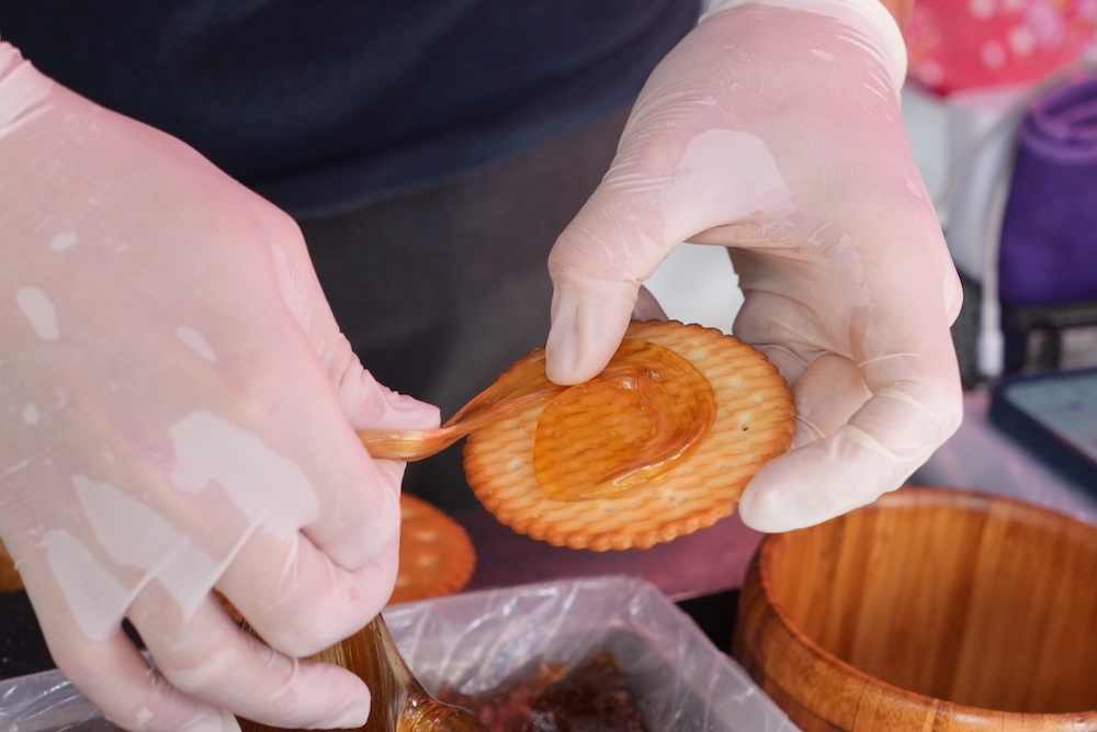 台北迪化街純正麥芽餅｜新鮮現做麥芽餅很涮嘴　鹹鹹甜甜一口接一口