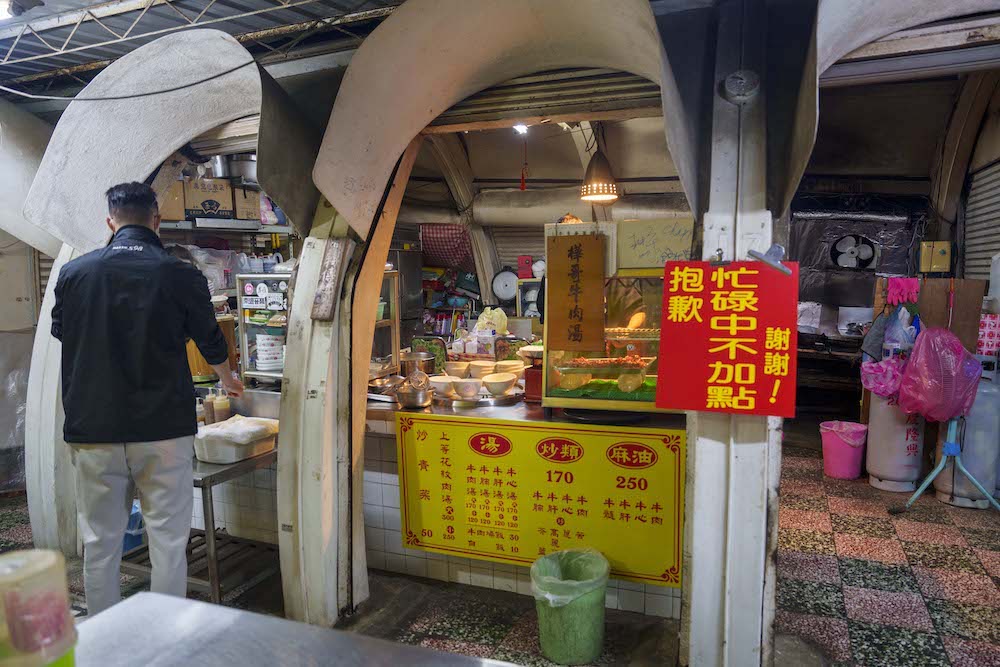 凌晨2:30營業的台南牛肉湯｜開門以前就排隊　還沒天亮就完售的深夜隱藏版台南牛肉湯！！