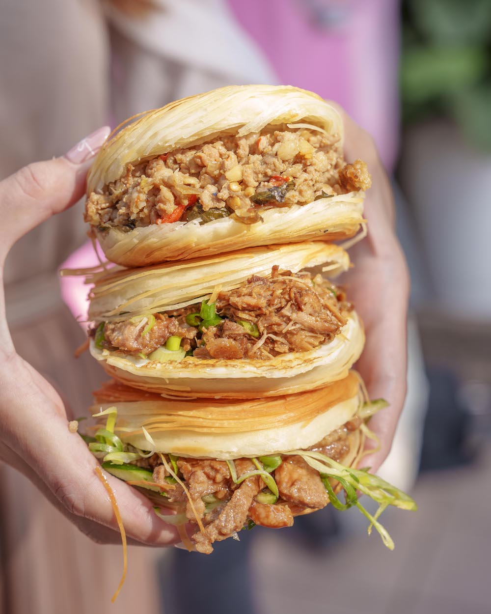 超澎湃肉夾饃「餡料塞到滿出來」 獨特「千層餅皮」酥脆到沒天理惹！