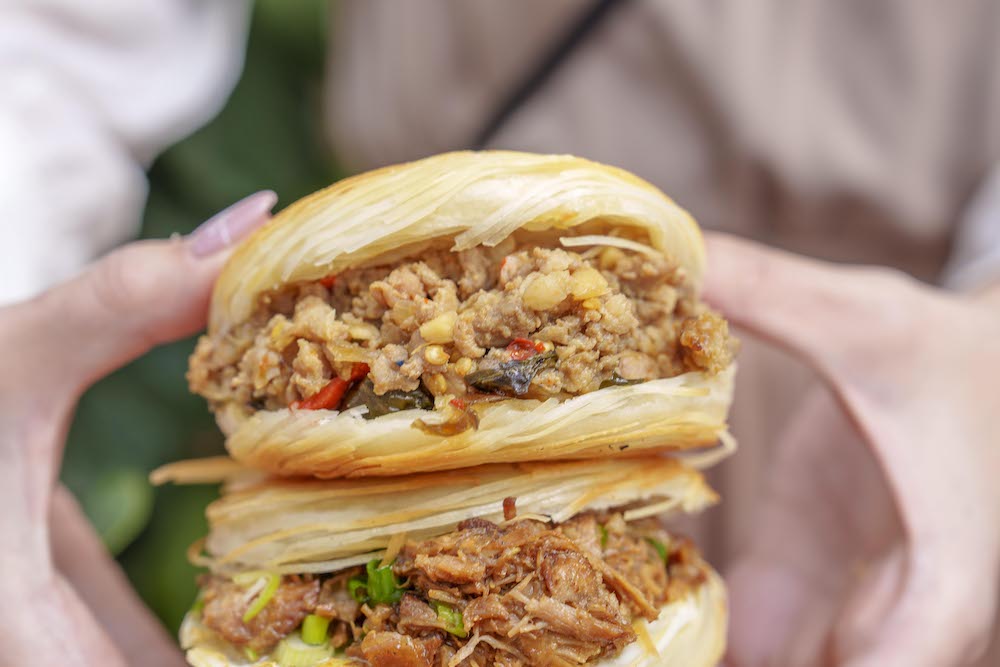 超澎湃肉夾饃「餡料塞到滿出來」 獨特「千層餅皮」酥脆到沒天理惹！