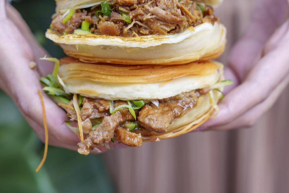 超澎湃肉夾饃「餡料塞到滿出來」 獨特「千層餅皮」酥脆到沒天理惹！