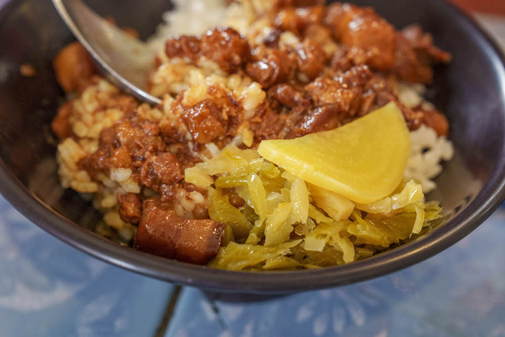 彰化溪湖美食，老屋麵線糊，滿滿膠質俗又大碗的超美味滷肉飯，還有料滿滿的大腸麵線!!