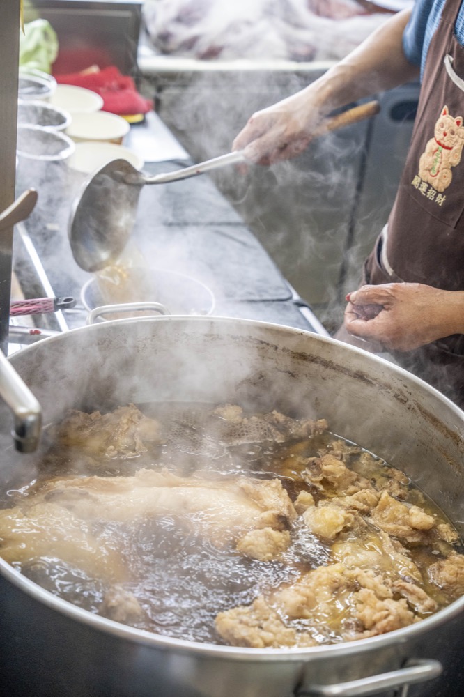 萬林牛肉湯，台南美食，超人氣排隊店的牛肉湯，一定要一大碗才過癮