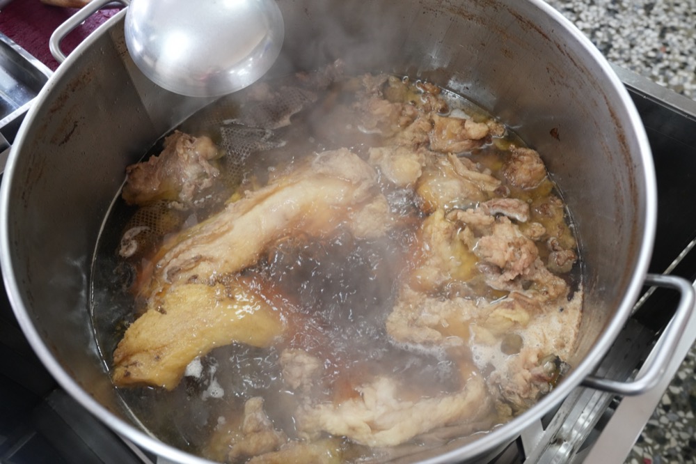 萬林牛肉湯，台南美食，超人氣排隊店的牛肉湯，一定要一大碗才過癮