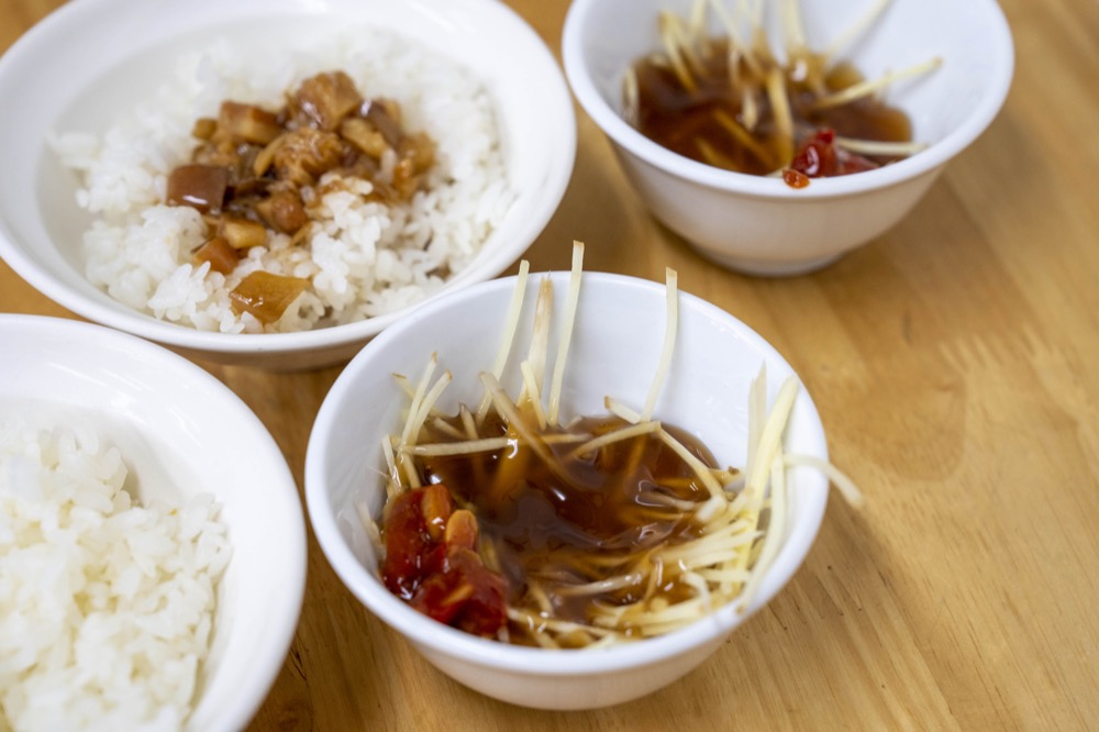 台南牛肉湯 萬林牛肉湯｜湯頭超強的台南溫體牛肉湯　香氣味道濃郁～一看就知道來店的都是識途老馬