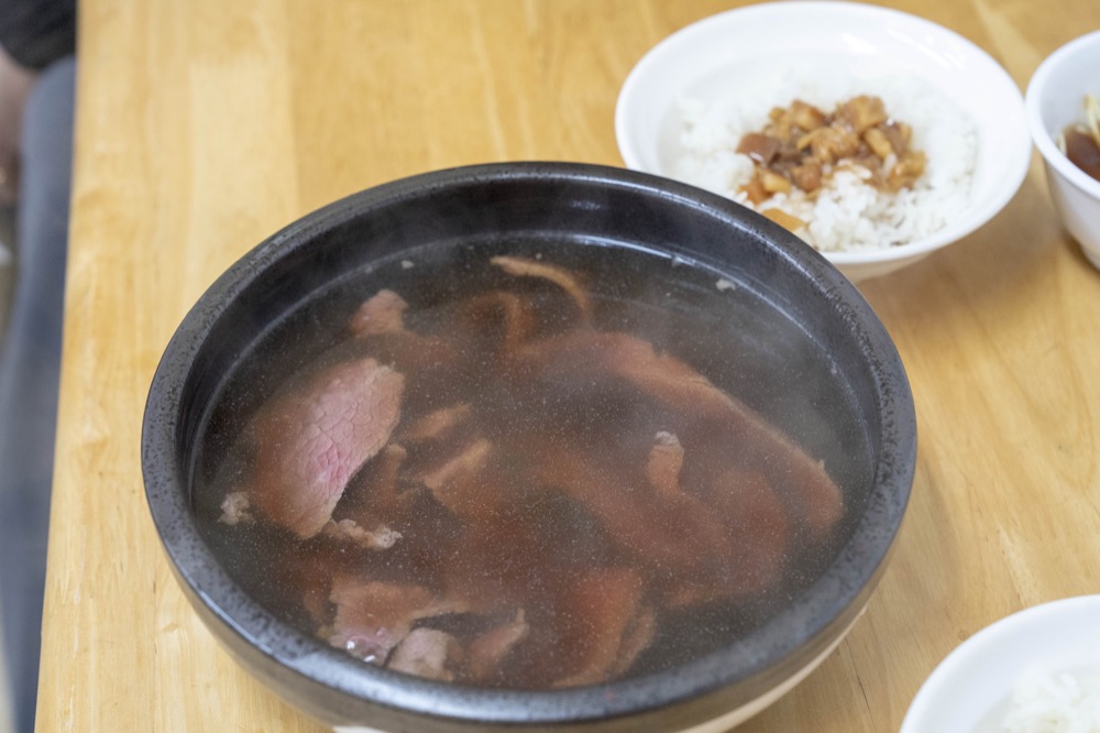 台南牛肉湯 萬林牛肉湯｜湯頭超強的台南溫體牛肉湯　香氣味道濃郁～一看就知道來店的都是識途老馬