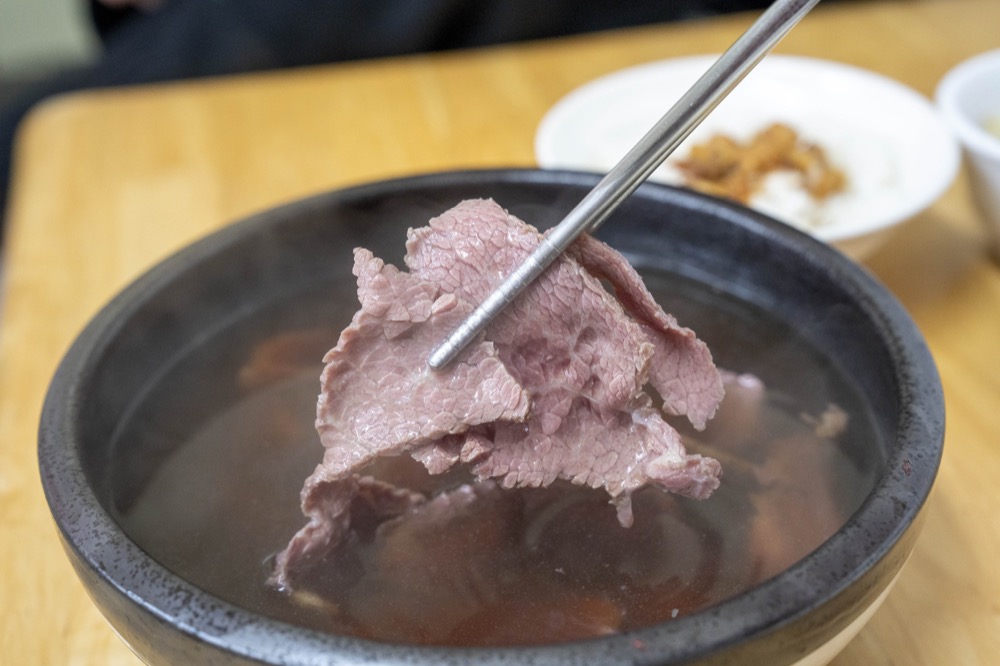 台南牛肉湯 萬林牛肉湯｜湯頭超強的台南溫體牛肉湯　香氣味道濃郁～一看就知道來店的都是識途老馬