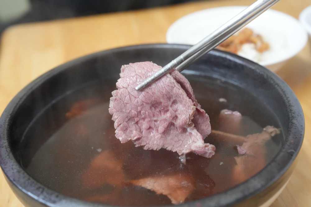 萬林牛肉湯，台南美食，超人氣排隊店的牛肉湯，一定要一大碗才過癮