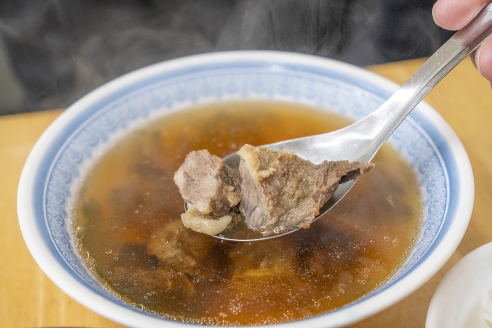 萬林牛肉湯，台南美食，超人氣排隊店的牛肉湯，一定要一大碗才過癮