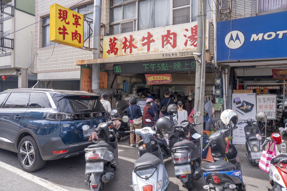 萬林牛肉湯，台南美食，超人氣排隊店的牛肉湯，一定要一大碗才過癮