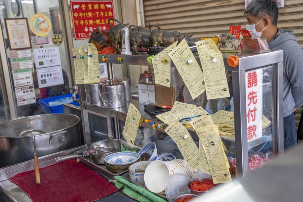 萬林牛肉湯，台南美食，超人氣排隊店的牛肉湯，一定要一大碗才過癮