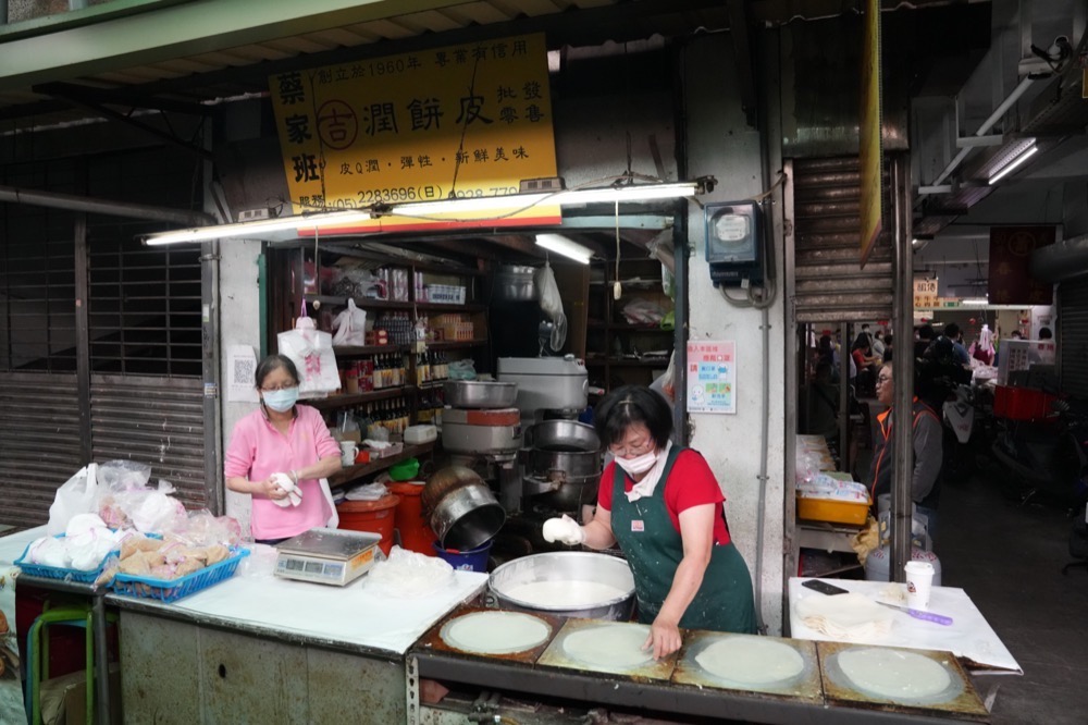 嘉義東市場蔡家班吉潤餅皮｜一甲子的好味道　潤餅手工製作