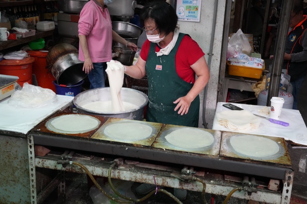 嘉義東市場蔡家班吉潤餅皮｜一甲子的好味道　潤餅手工製作