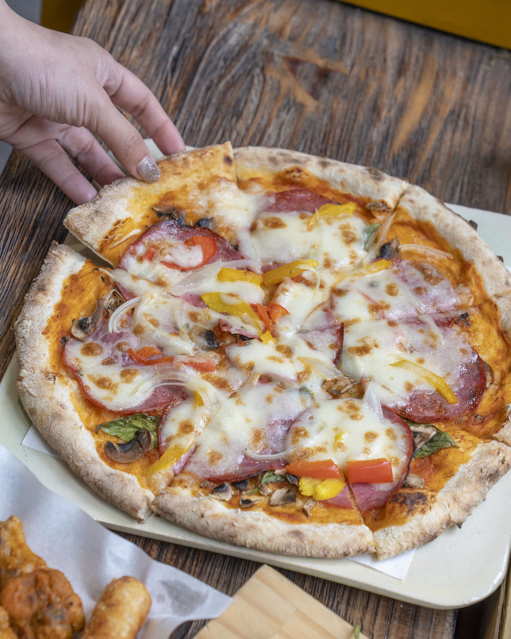 披薩斜塔 Pizza Tower，新店美食，新店區公所旁的手工窯烤披薩，還有Calzone ( 所謂披薩餃) 喔