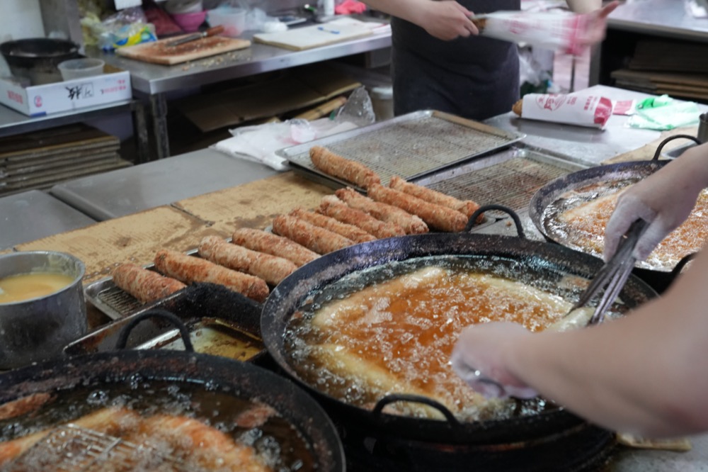 阿富網絲肉捲｜嘉義東市場必吃銅板美食！金黃外皮的滿餡肉捲