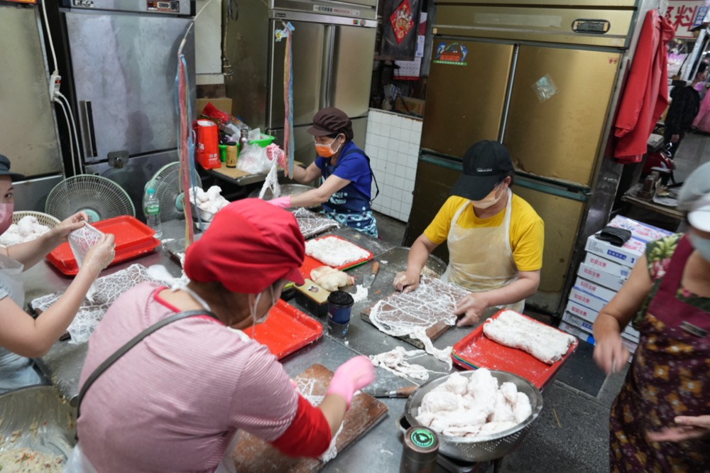 阿富網絲肉捲｜嘉義東市場必吃銅板美食！金黃外皮的滿餡肉捲