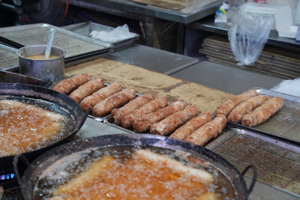 阿富網絲肉捲｜嘉義東市場必吃銅板美食！金黃外皮的滿餡肉捲