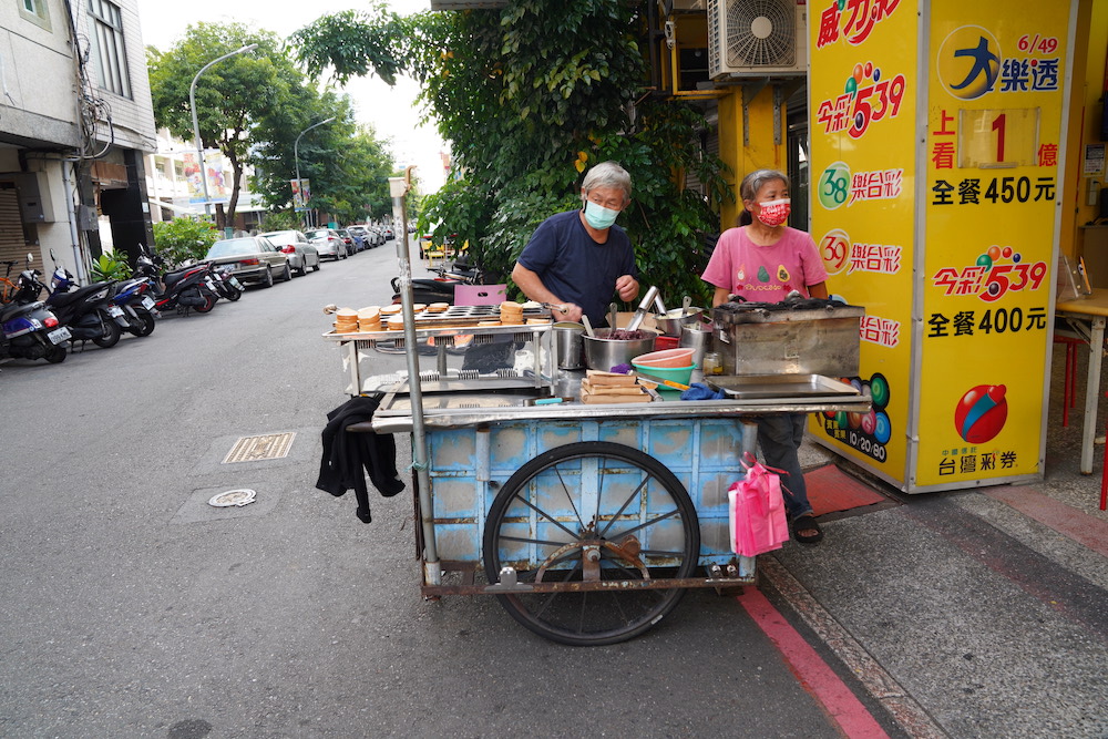 高雄鹽埕銅板美食　駁二車輪餅一顆十元！全口味都來