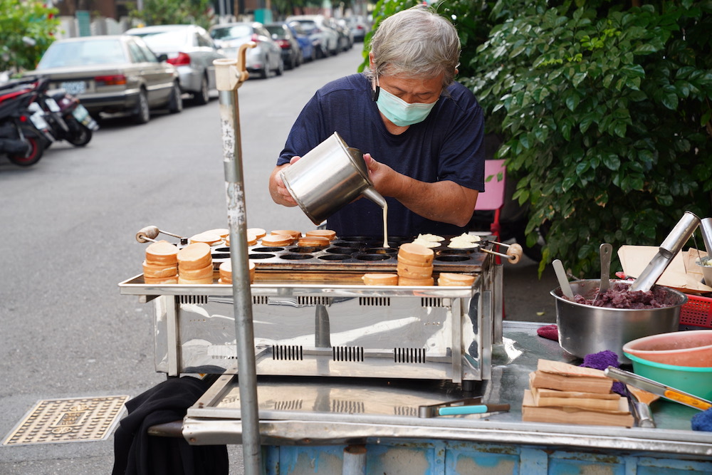 高雄鹽埕銅板美食　駁二車輪餅一顆十元！全口味都來