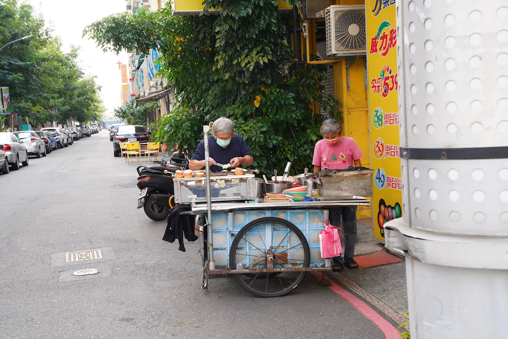 高雄鹽埕銅板美食　駁二車輪餅一顆十元！全口味都來