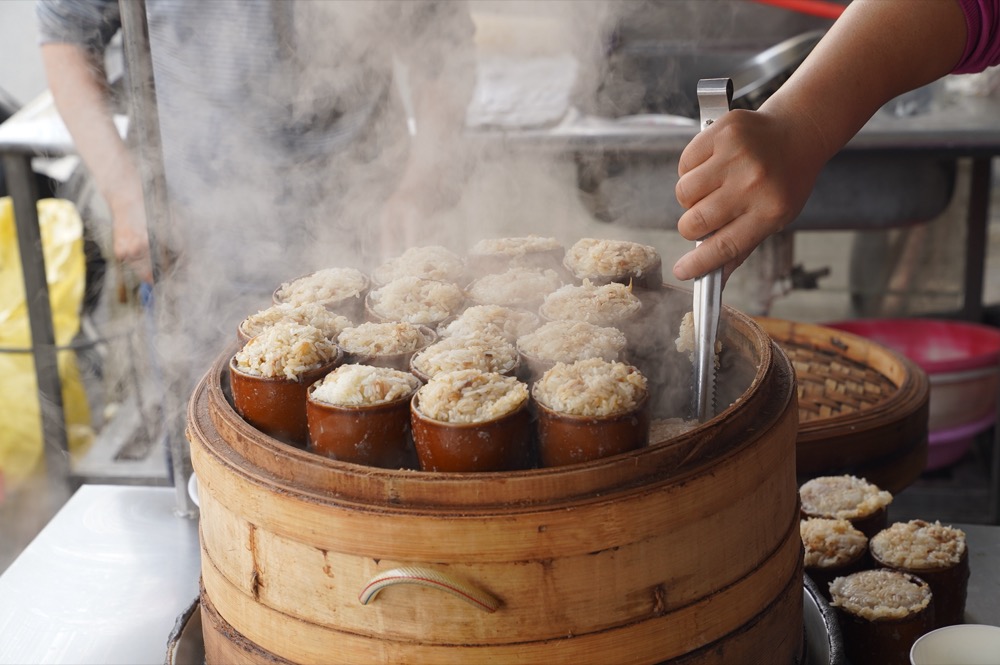 台中東勢美食 崎頭肉丸筒仔米糕｜獨特「陶瓷蒸米糕」用料實在，滿滿蝦米香氣，讓人一試成主顧！｜美食