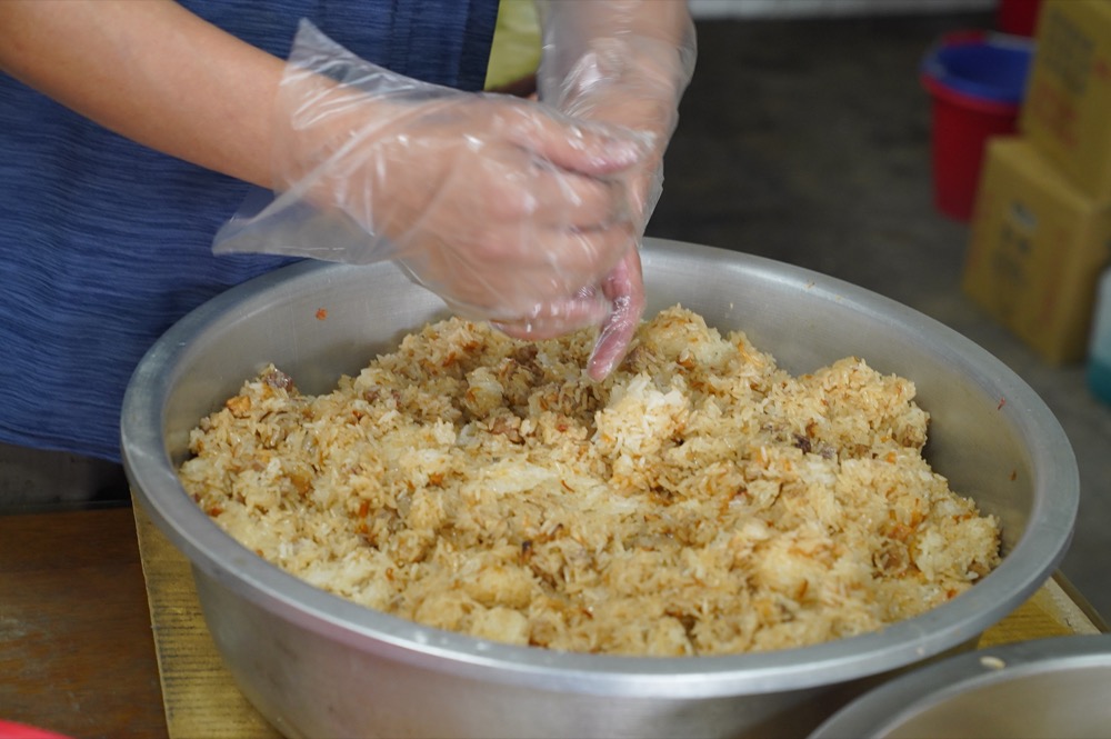 台中東勢美食 崎頭肉丸筒仔米糕｜獨特「陶瓷蒸米糕」用料實在，滿滿蝦米香氣，讓人一試成主顧！｜美食