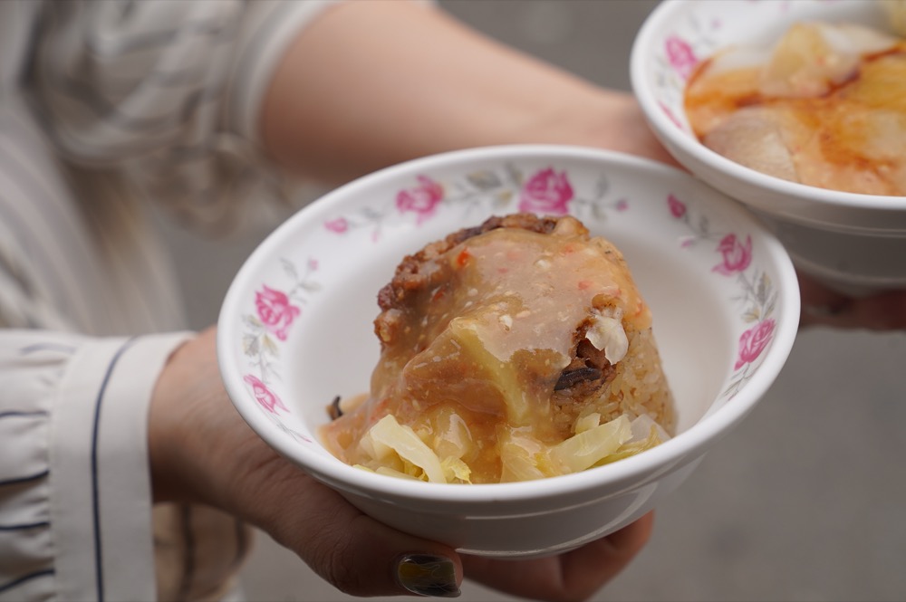 台中東勢美食 崎頭肉丸筒仔米糕｜獨特「陶瓷蒸米糕」用料實在，滿滿蝦米香氣，讓人一試成主顧！｜美食