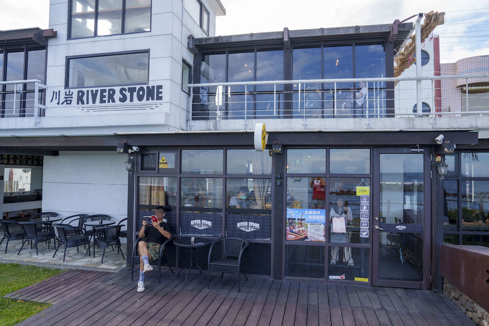 川岩 River Stone Coffee｜宜蘭頭城必去「無敵海景咖啡廳」　網美風玻璃屋「龜山島海景第一排」！