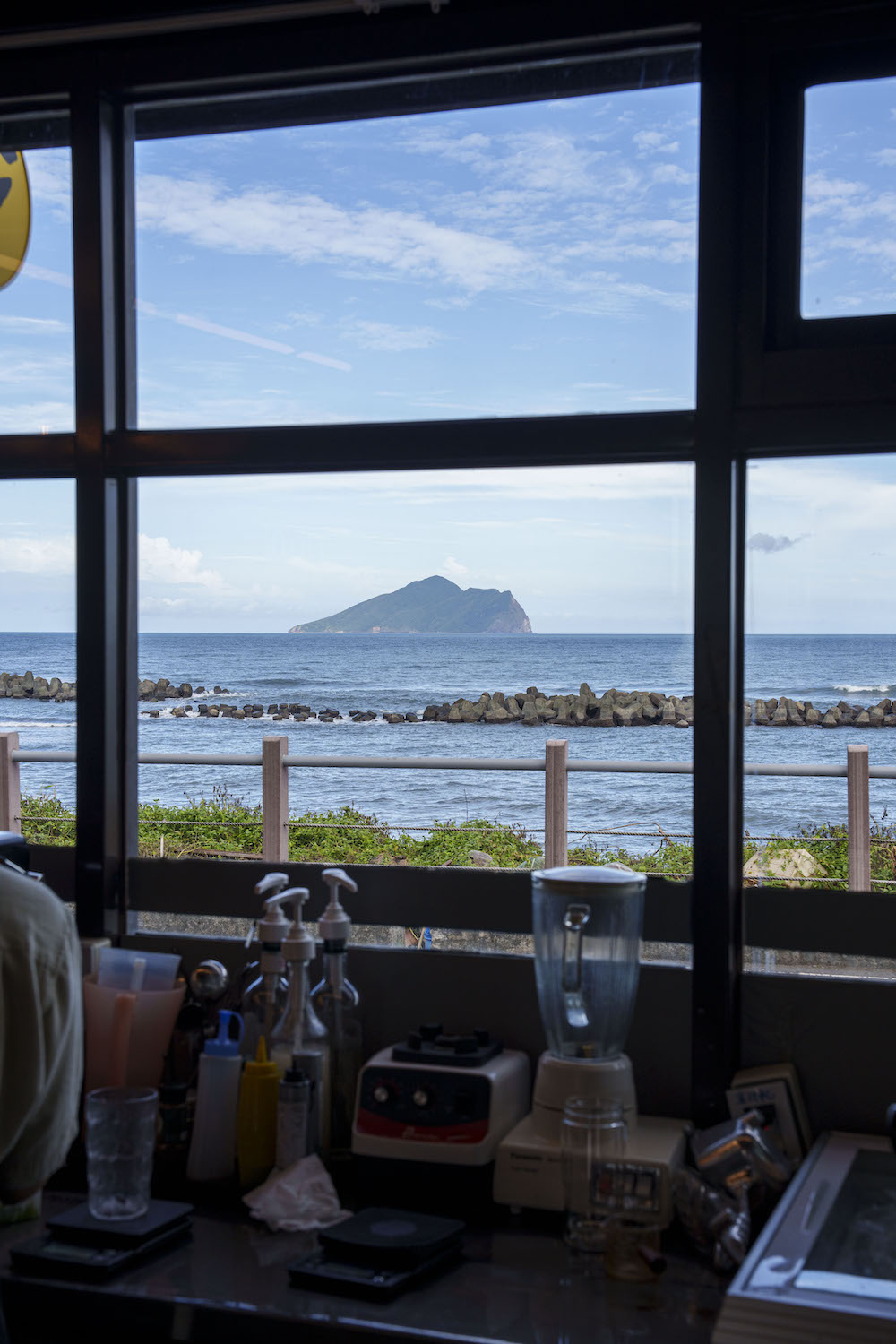 川岩 River Stone Coffee｜宜蘭頭城必去「無敵海景咖啡廳」　網美風玻璃屋「龜山島海景第一排」！